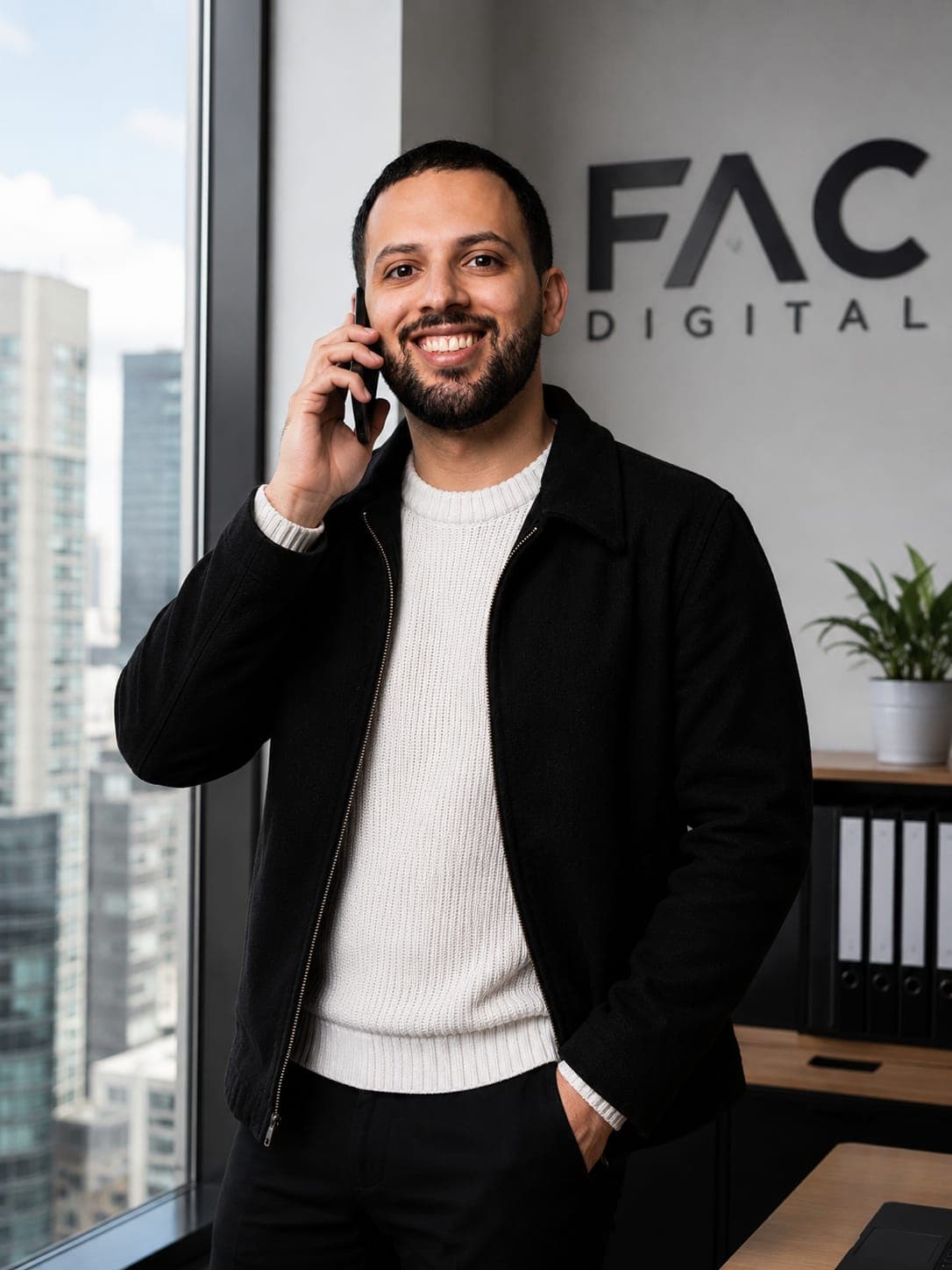 Fondateur de FacDigital échangeant avec un client
