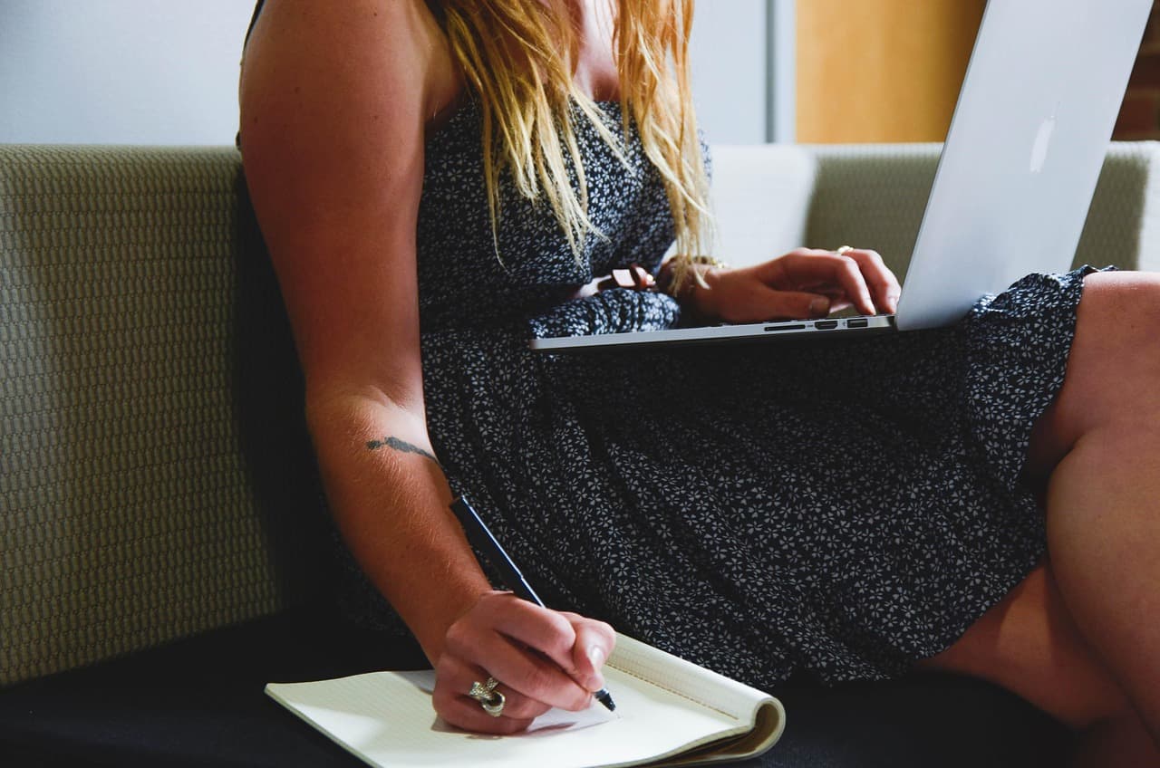 Freelance travaillant sur son ordinateur